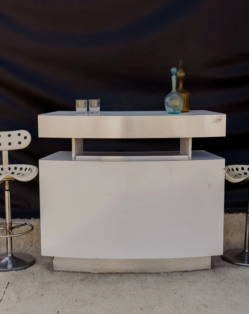 Quentin, le bar en bois blanc et argenté N°79