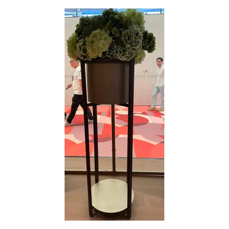 Casa Padrino Luxus Blumenständer Schwarz / Messing Ø 50 x H. 145 cm - Blumenständer mit Ulmenfurnier - Moderne Wohnzimmer Möbel - Luxus Qualität