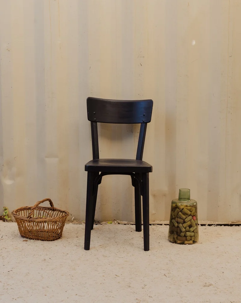 Claude, la chaise en bois noir N°1550