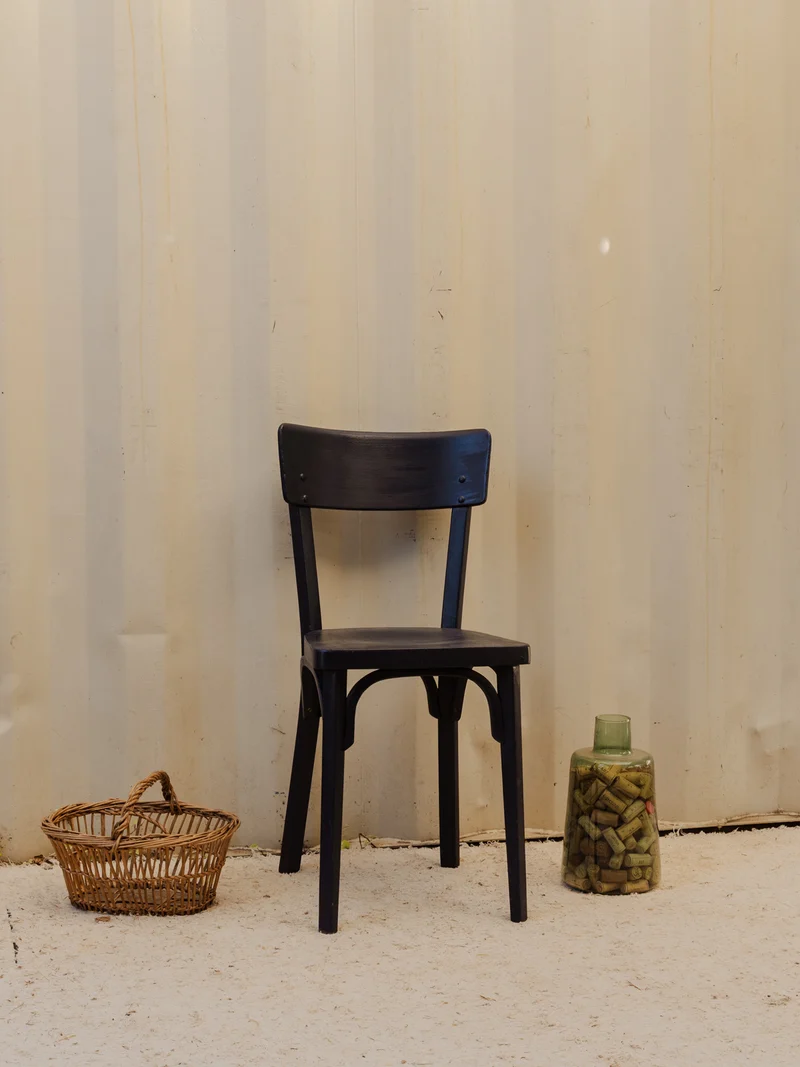 Claude, la chaise en bois noir N°1550