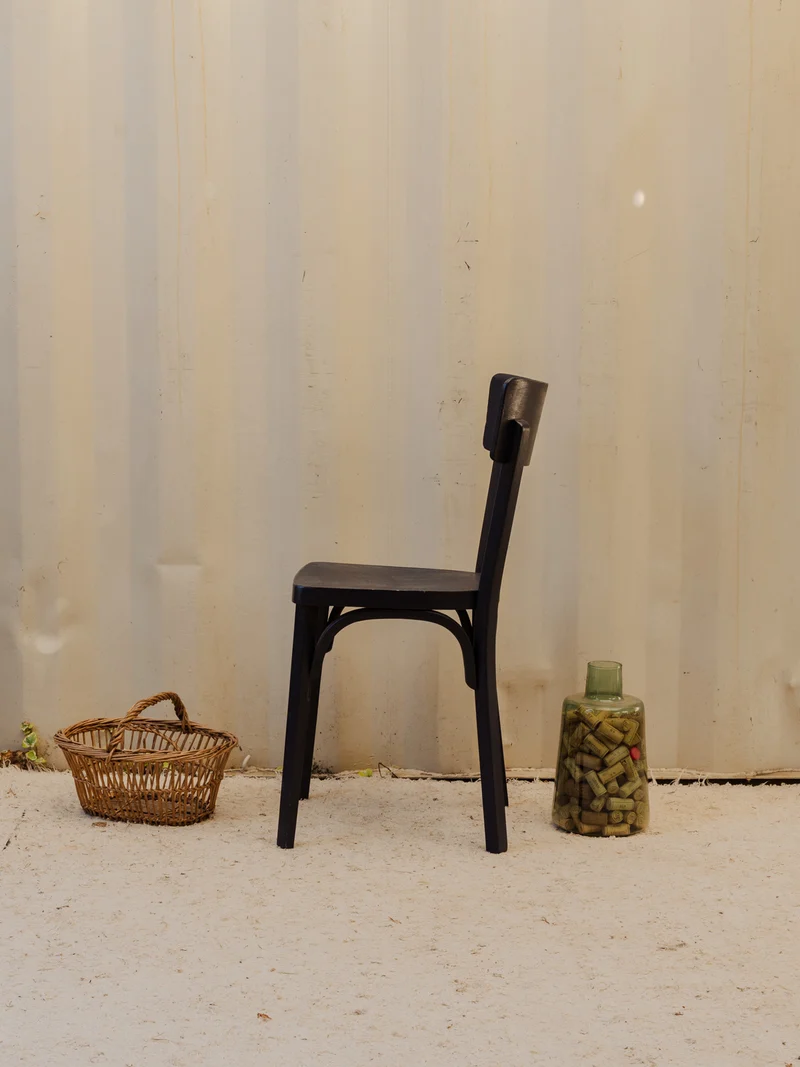 Claude, la chaise en bois noir N°1550