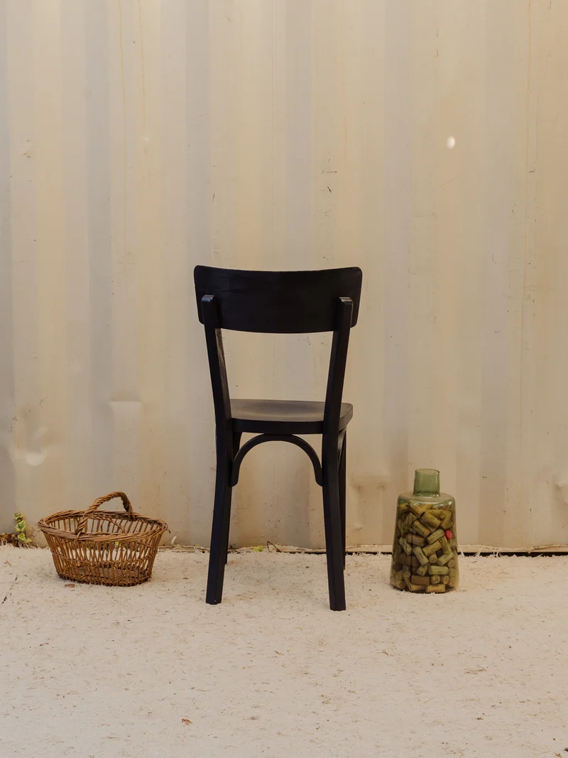 Claude, la chaise en bois noir N°1550