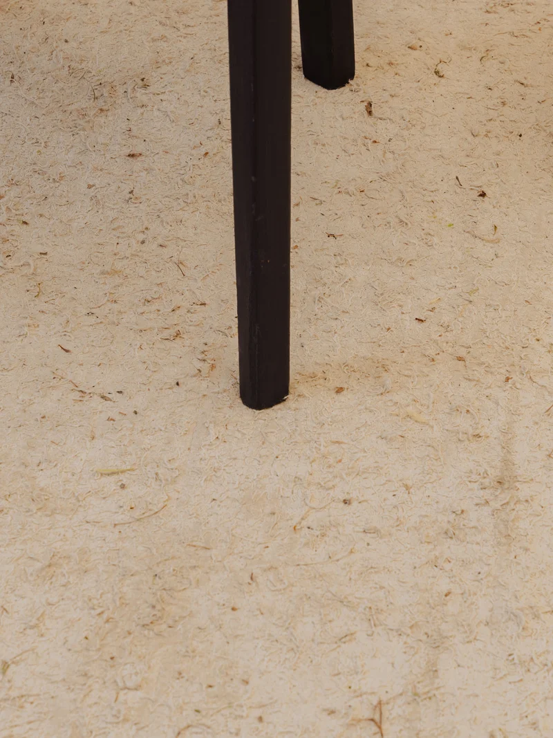Claude, la chaise en bois noir N°1550