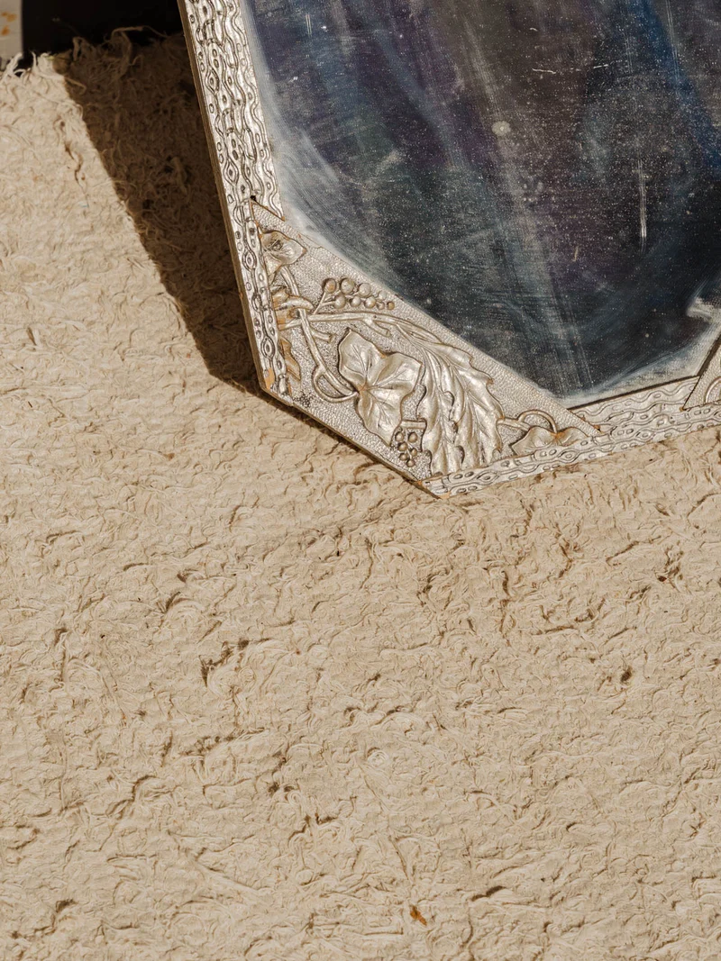 Georges, le miroir en résine grise N°1396