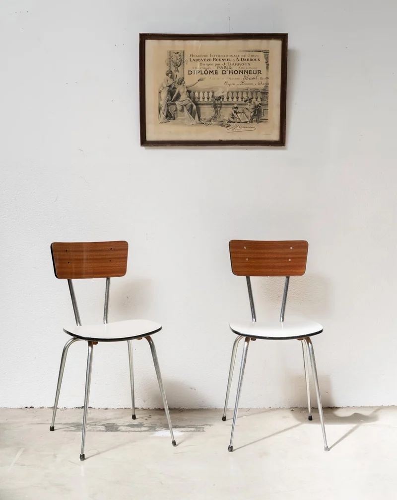 Alma, la paire de chaises en Formica marron et blanc N°1831