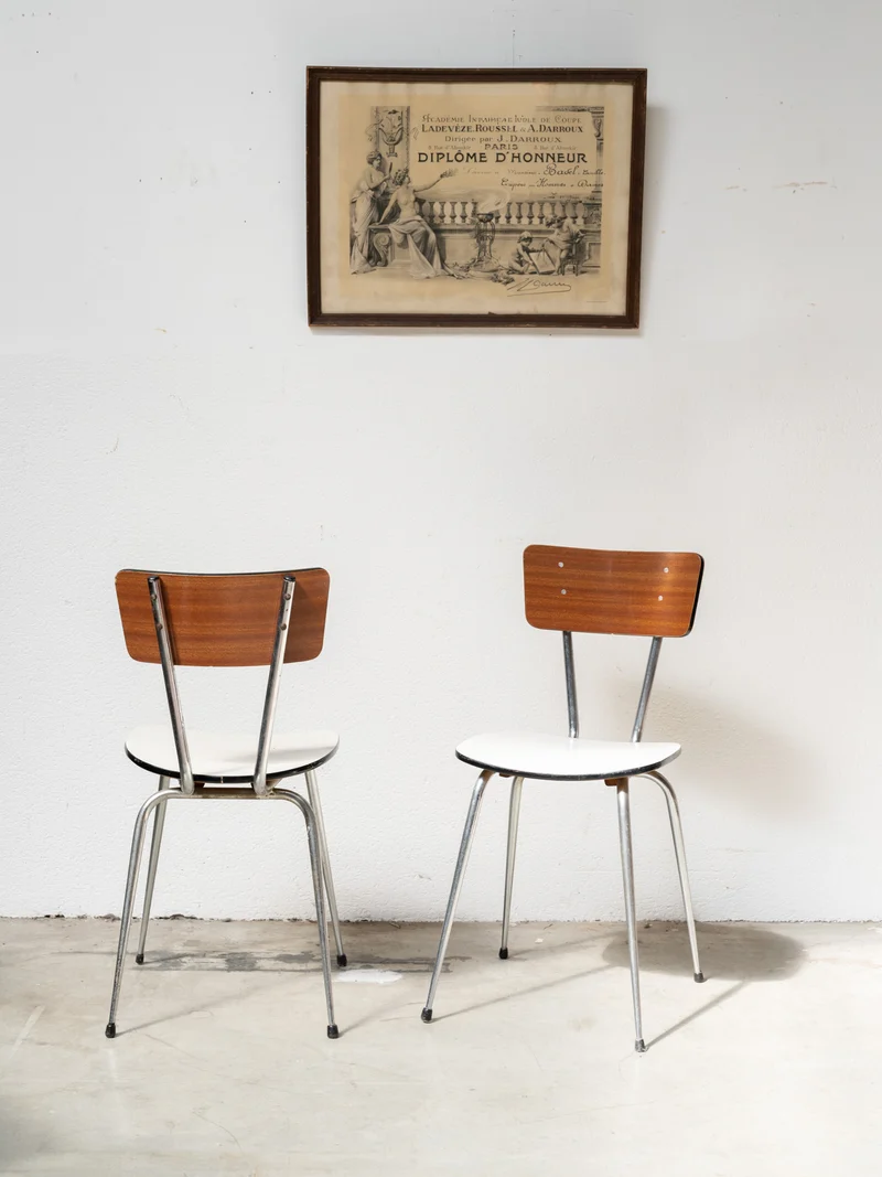 Alma, la paire de chaises en Formica marron et blanc N°1831