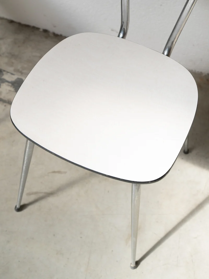 Alma, la paire de chaises en Formica marron et blanc N°1831