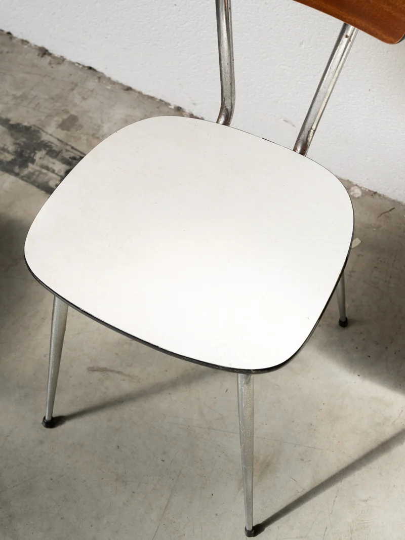 Alma, la paire de chaises en Formica marron et blanc N°1831