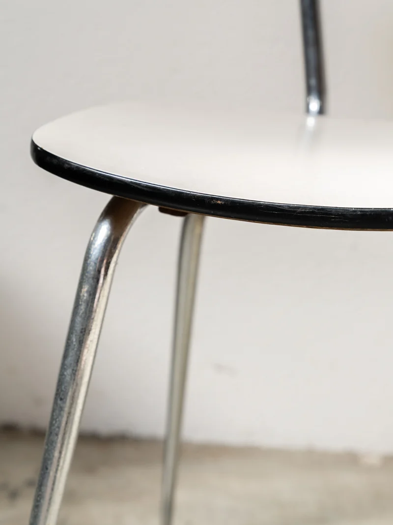Alma, la paire de chaises en Formica marron et blanc N°1831