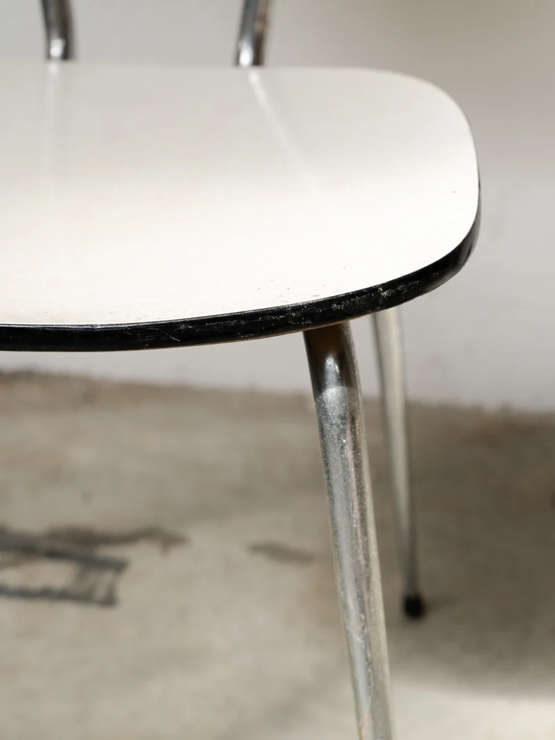 Alma, la paire de chaises en Formica marron et blanc N°1831