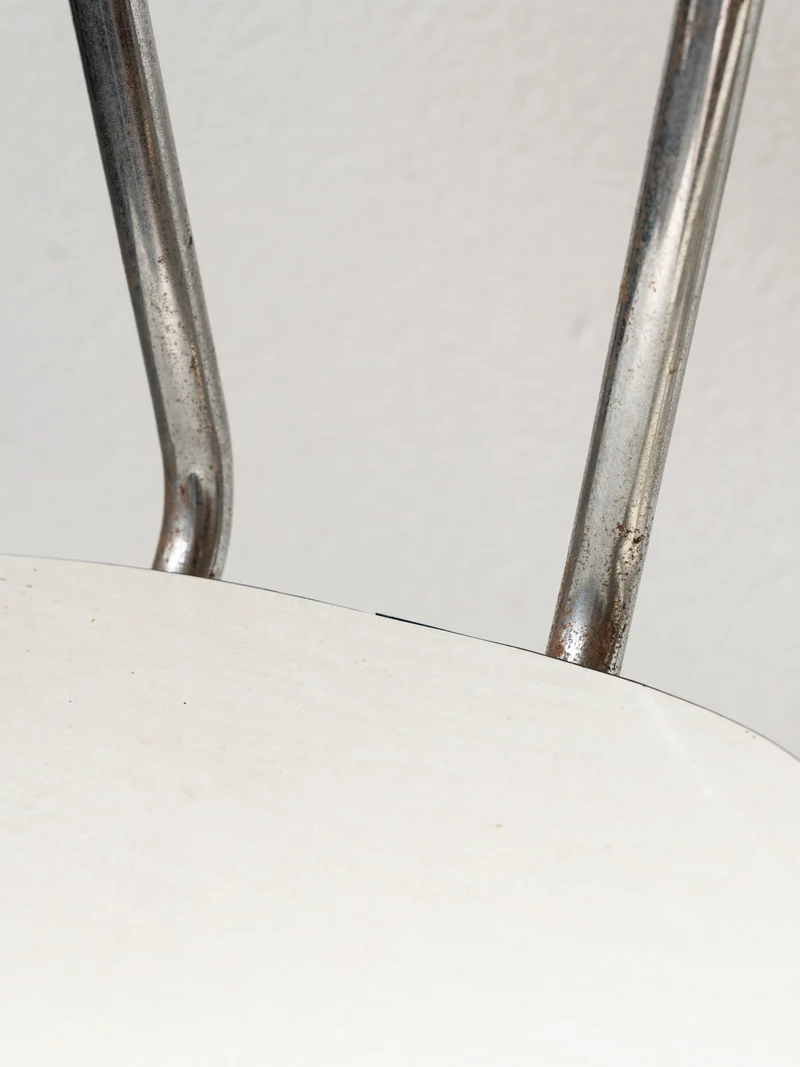 Alma, la paire de chaises en Formica marron et blanc N°1831