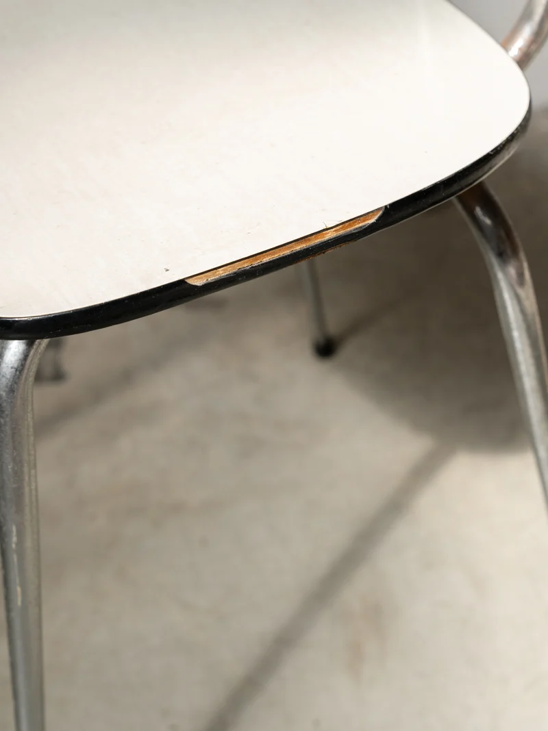 Alma, la paire de chaises en Formica marron et blanc N°1831