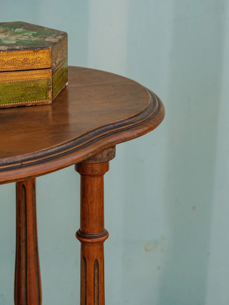 Francine, la table d'appoint en bois N°1468