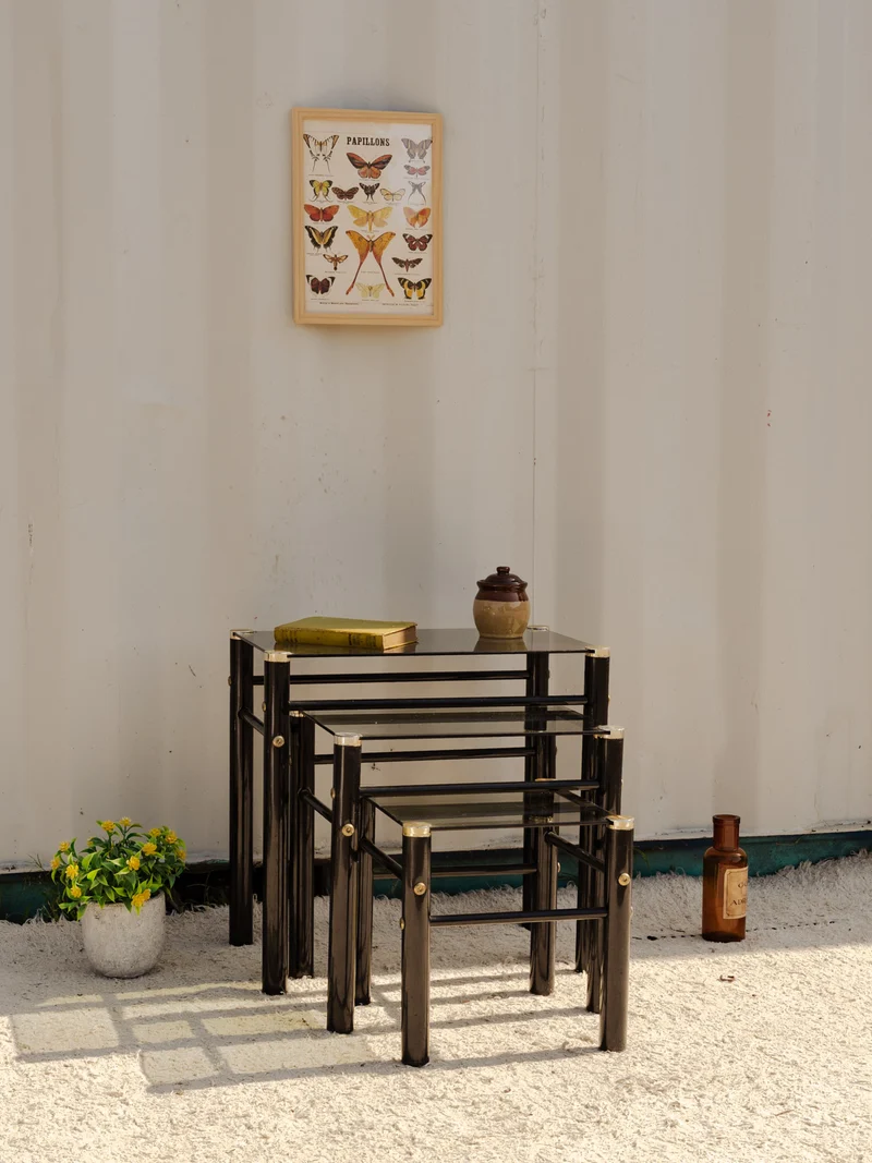 Barbara, les tables gigognes en verre et métal noir N°183