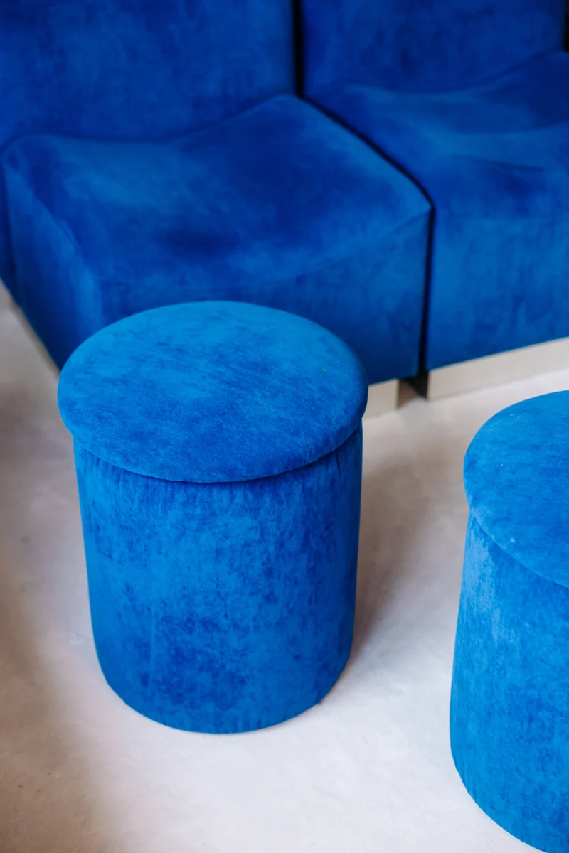 Jean-Philippe, le pouf en velours bleu N°50