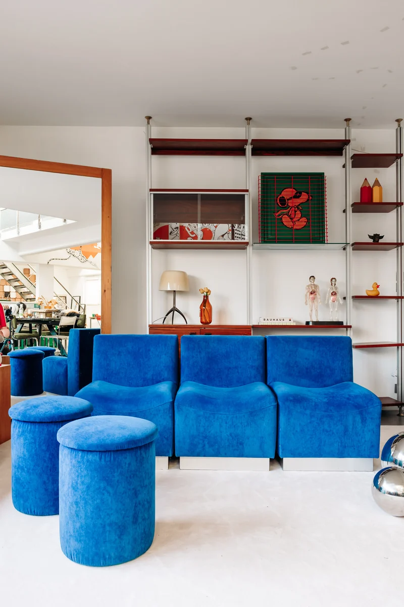 Jean-Philippe, le pouf en velours bleu N°50