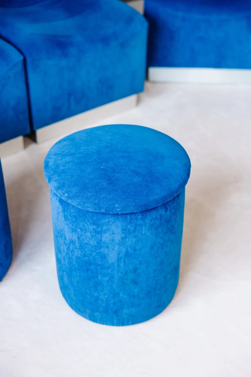 Jean-Philippe, le pouf en velours bleu N°50