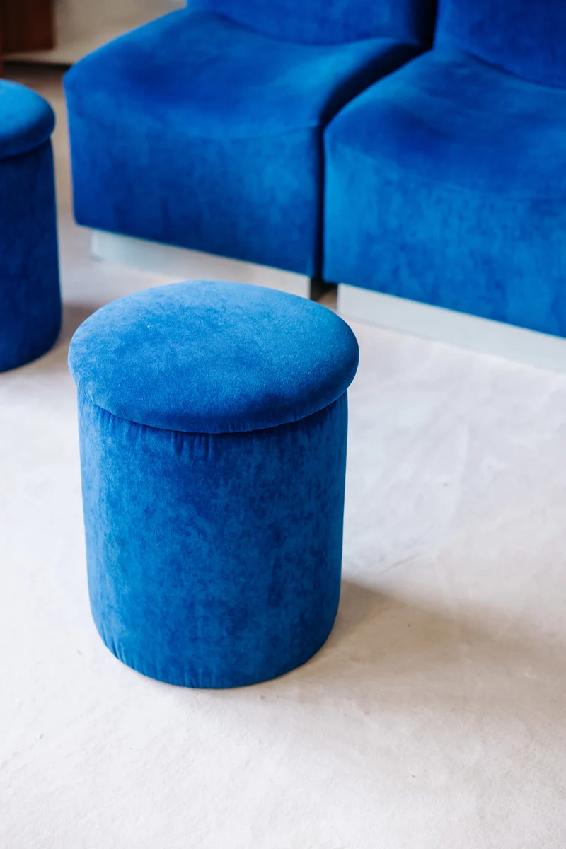 Jean-Philippe, le pouf en velours bleu N°50