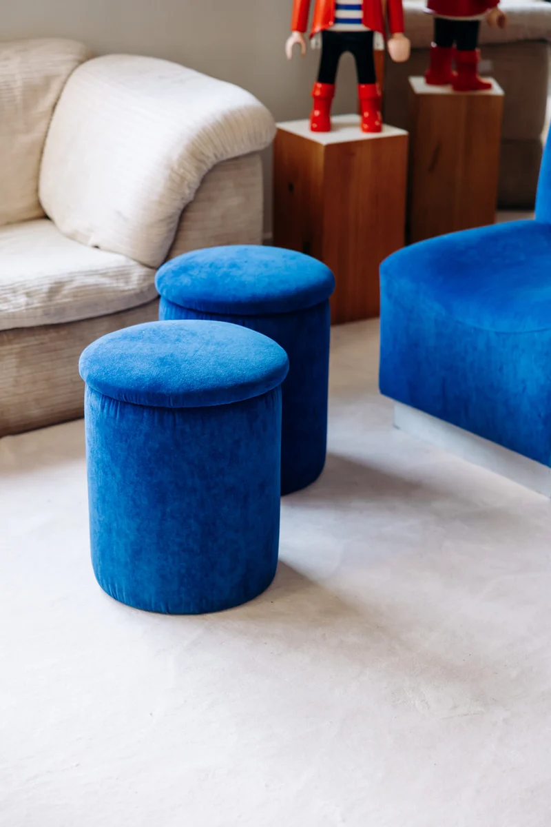 Jean-Philippe, le pouf en velours bleu N°50