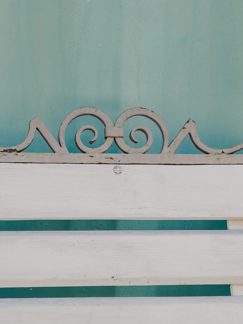 Antoine, le banc en bois gris et blanc N°491