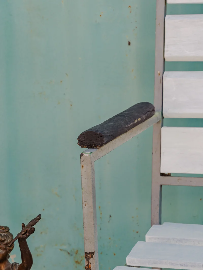 Antoine, le banc en bois gris et blanc N°491