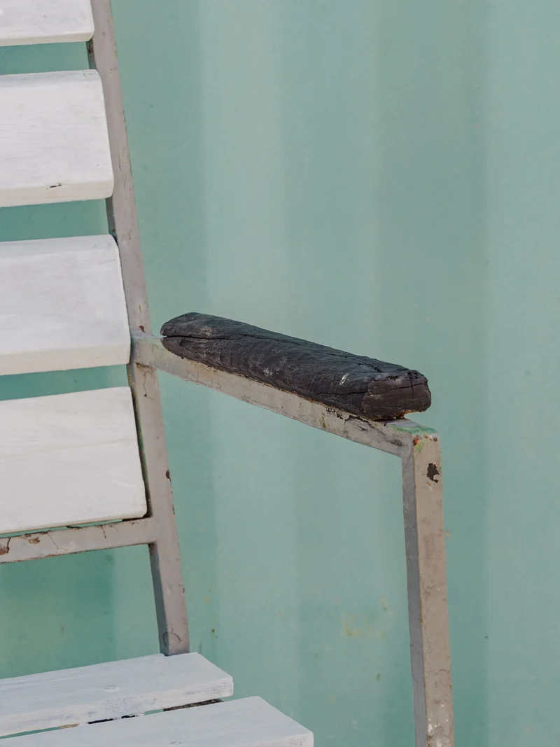 Antoine, le banc en bois gris et blanc N°491