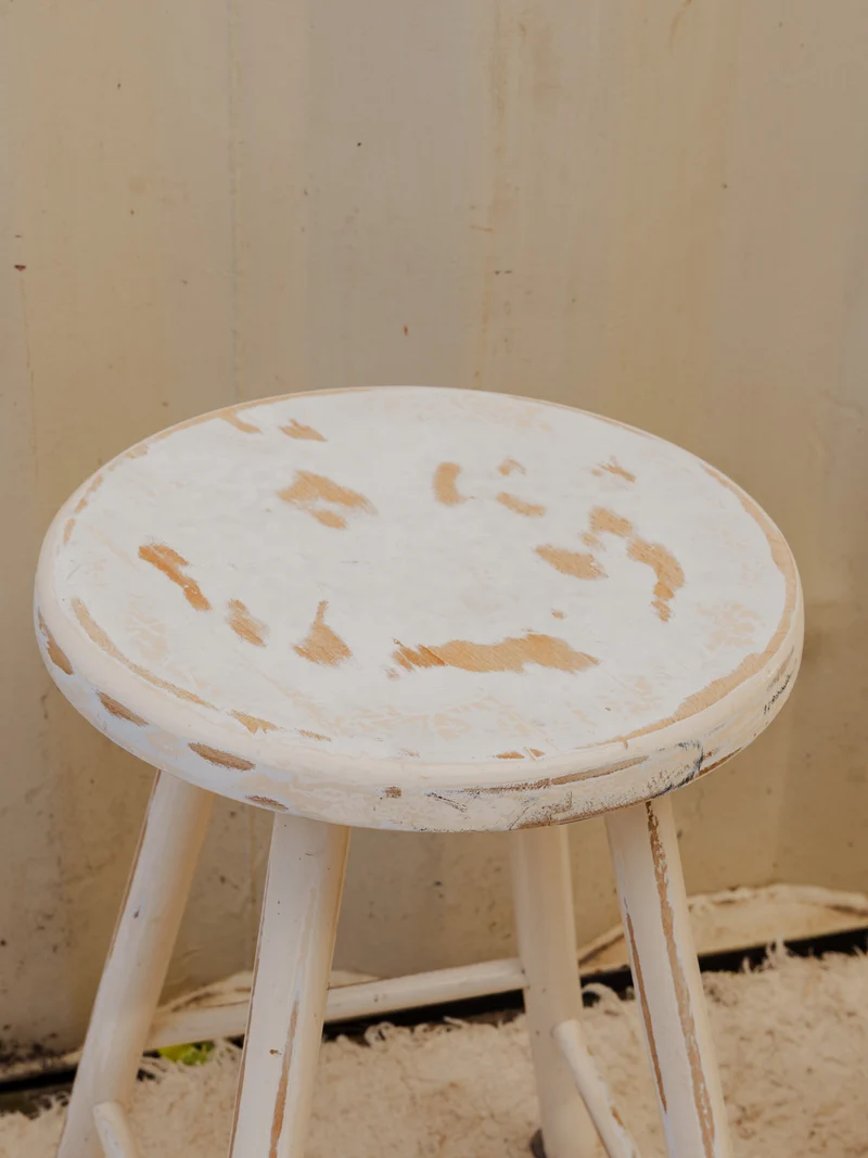 Regis, le tabouret en bois blanc N°1520