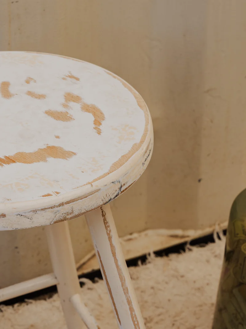 Regis, le tabouret en bois blanc N°1520