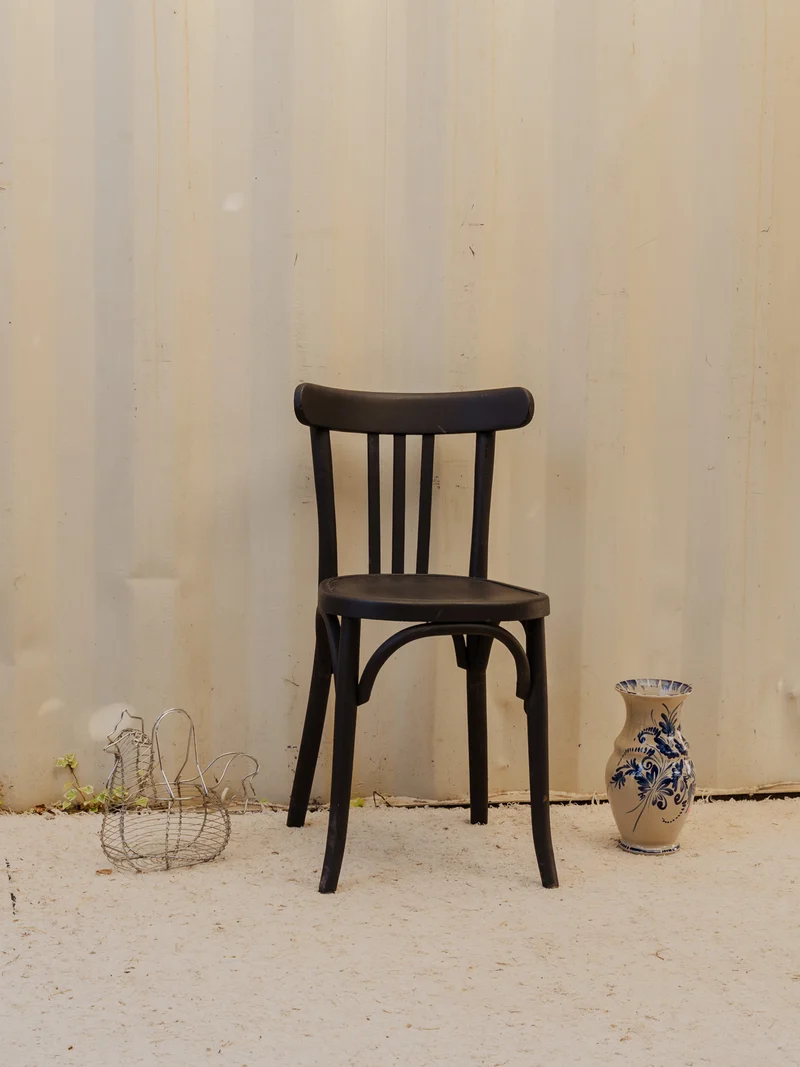 Claude, la chaise en bois noir N°1552