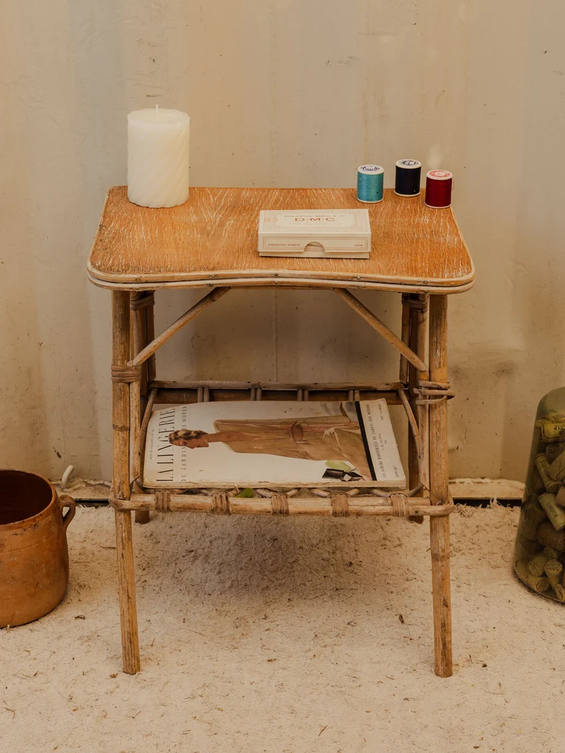 Francine, la table d'appoint en rotin N°1504