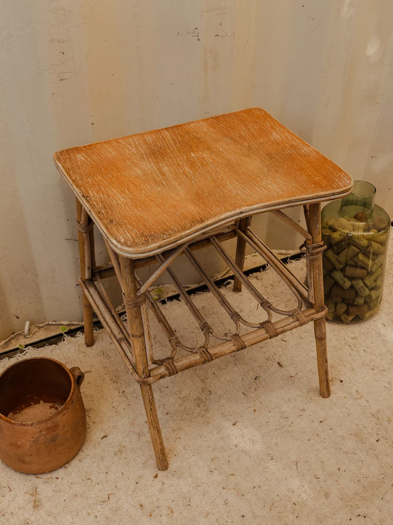 Francine, la table d'appoint en rotin N°1504
