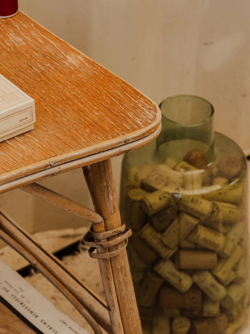 Francine, la table d'appoint en rotin N°1504