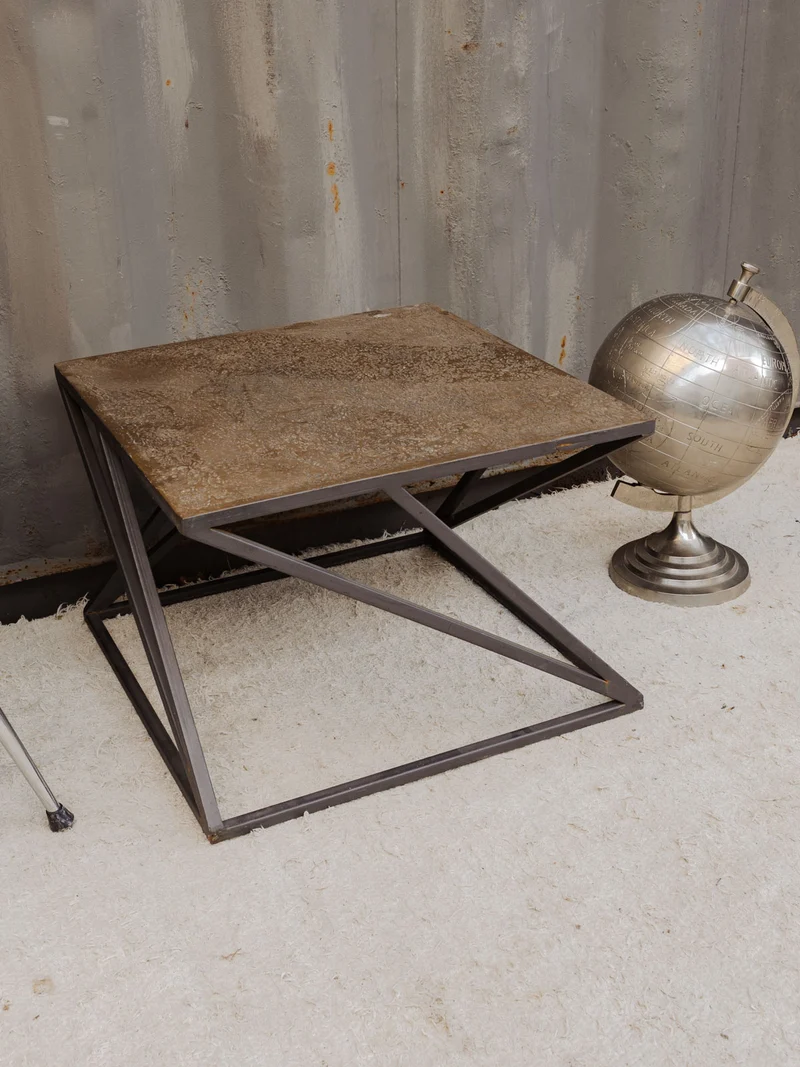 Hanna, la table d'appoint en métal N°1442