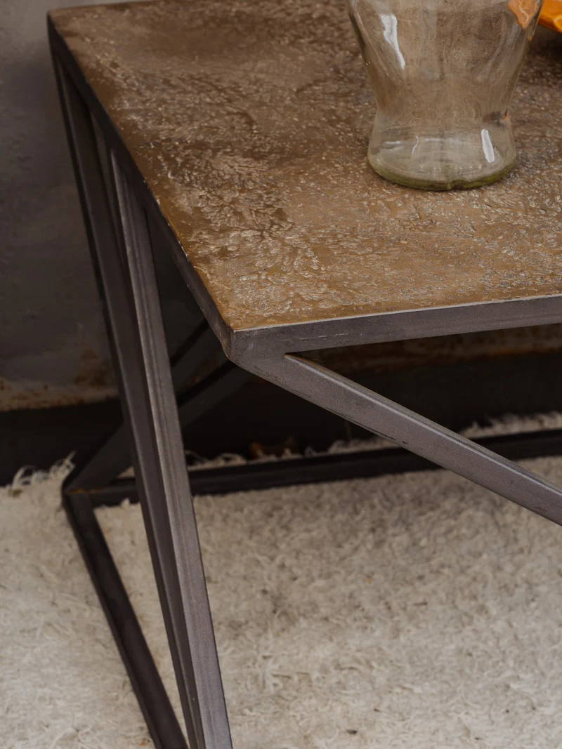 Hanna, la table d'appoint en métal N°1442