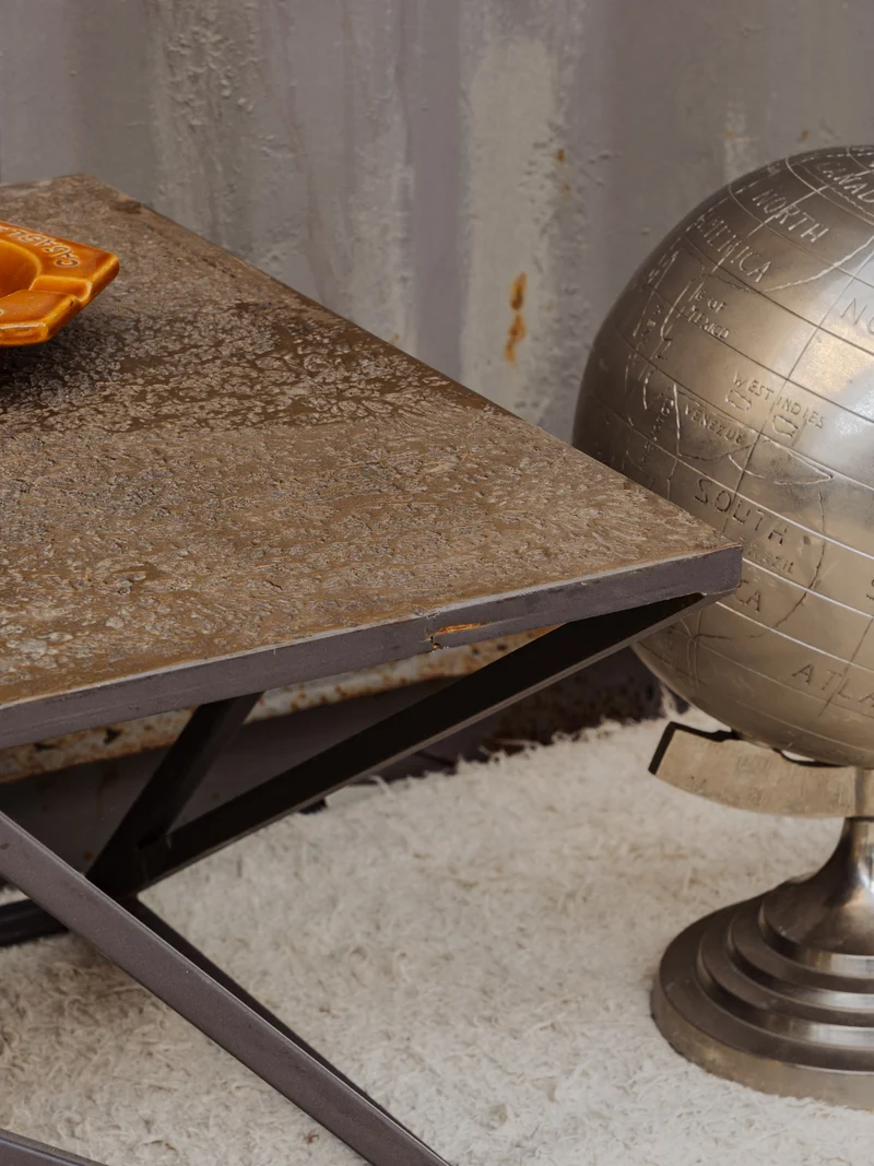Hanna, la table d'appoint en métal N°1442