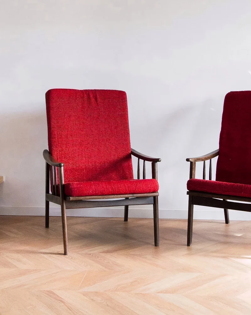 Jakob, le fauteuil scandinave rouge N°910