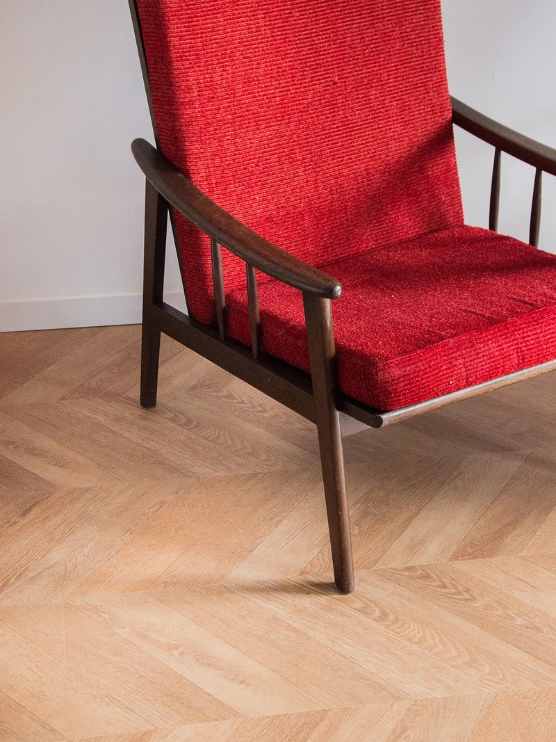 Jakob, le fauteuil scandinave rouge N°910