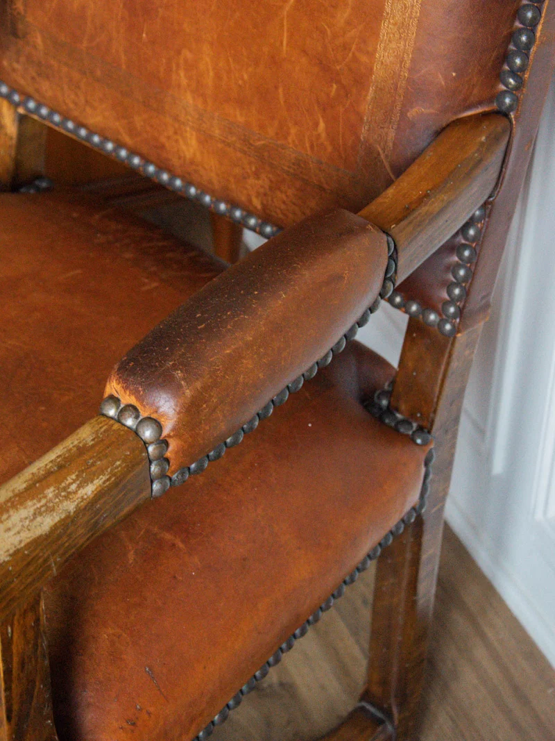 Ernest, le fauteuil en cuir N°582