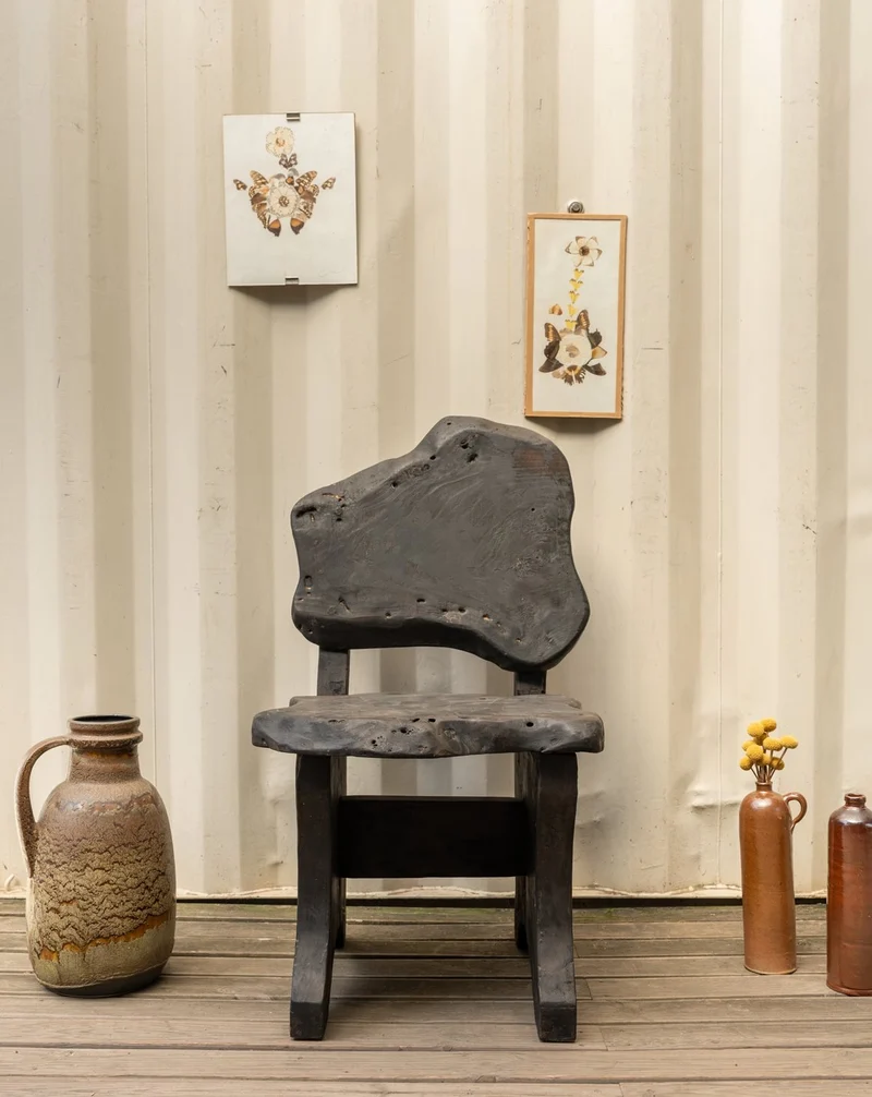 Claude, la chaise en bois noir N°1518