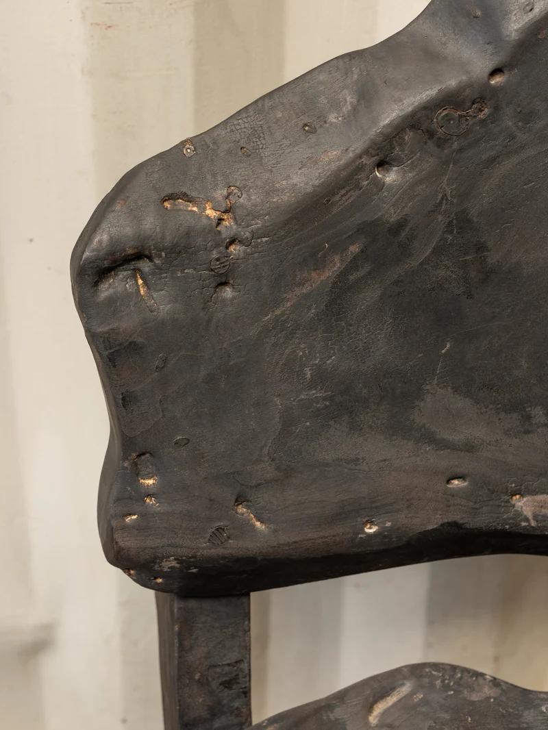 Claude, la chaise en bois noir N°1518