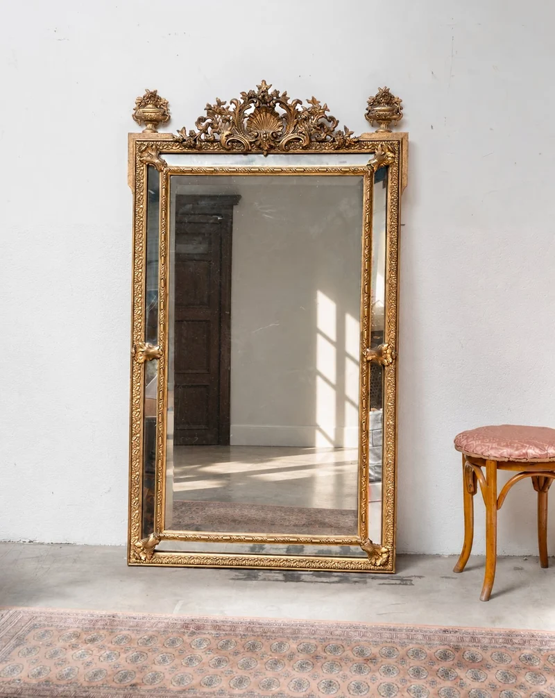 Georges, le grand miroir ancien style Louis XVI à parcloses et fronton sculpté N°1384