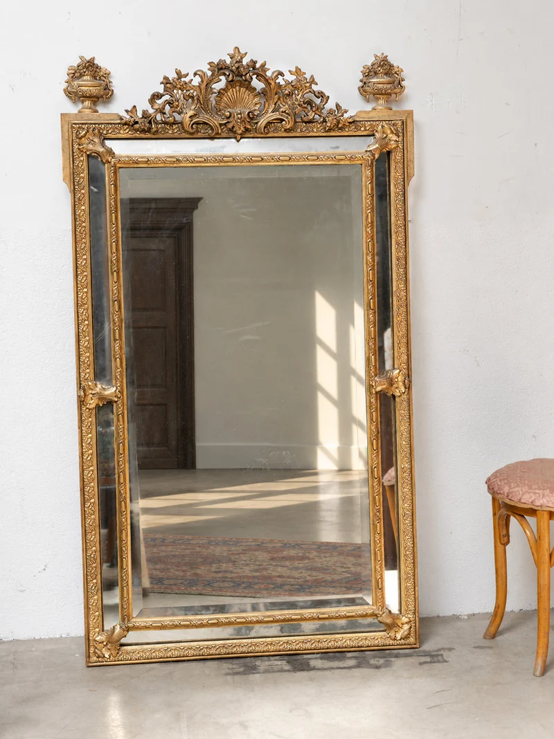 Georges, le grand miroir ancien style Louis XVI à parcloses et fronton sculpté N°1384