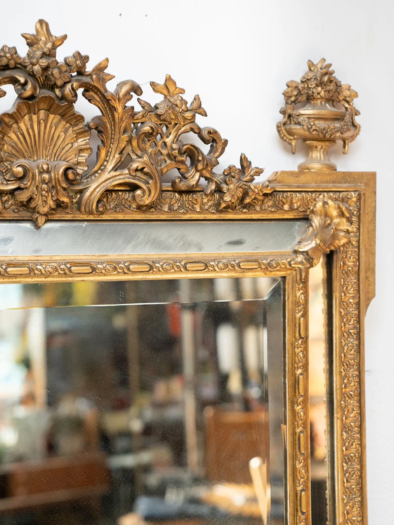 Georges, le grand miroir ancien style Louis XVI à parcloses et fronton sculpté N°1384