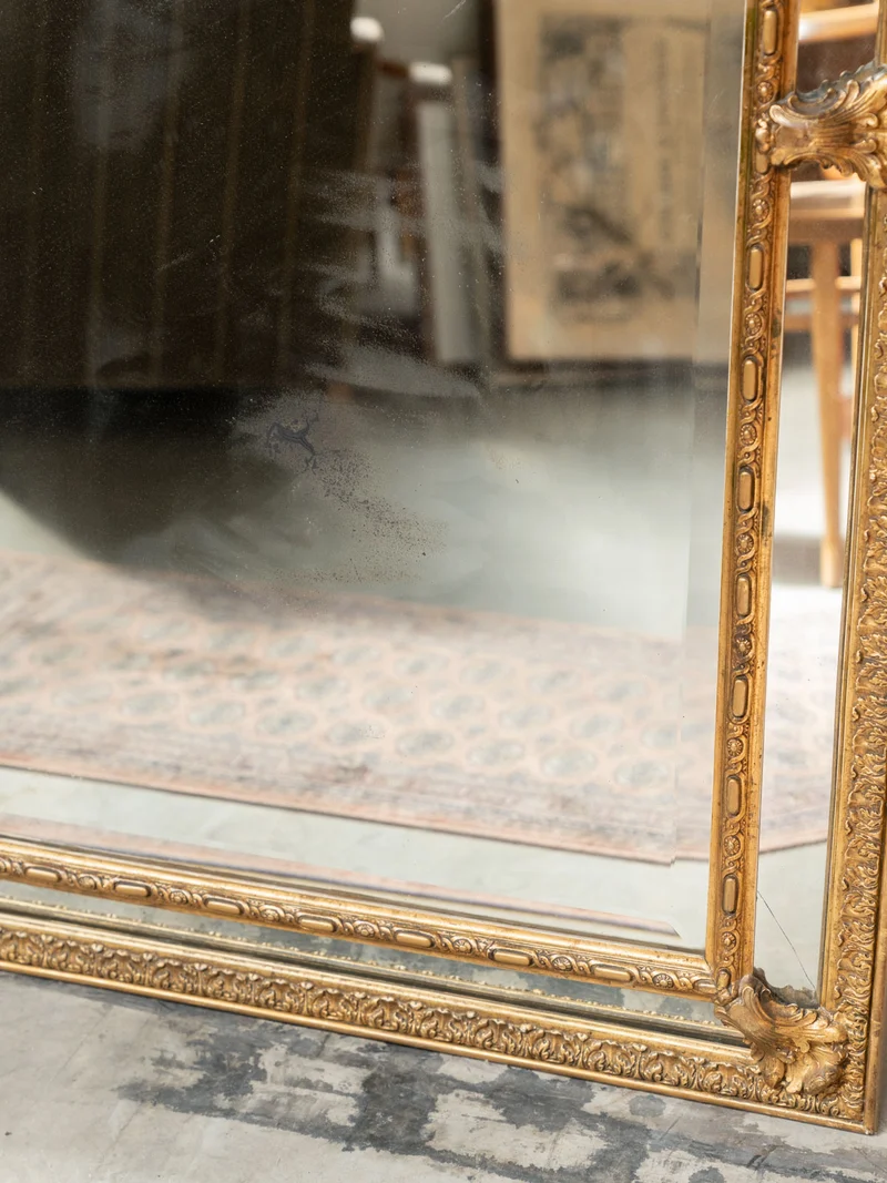 Georges, le grand miroir ancien style Louis XVI à parcloses et fronton sculpté N°1384