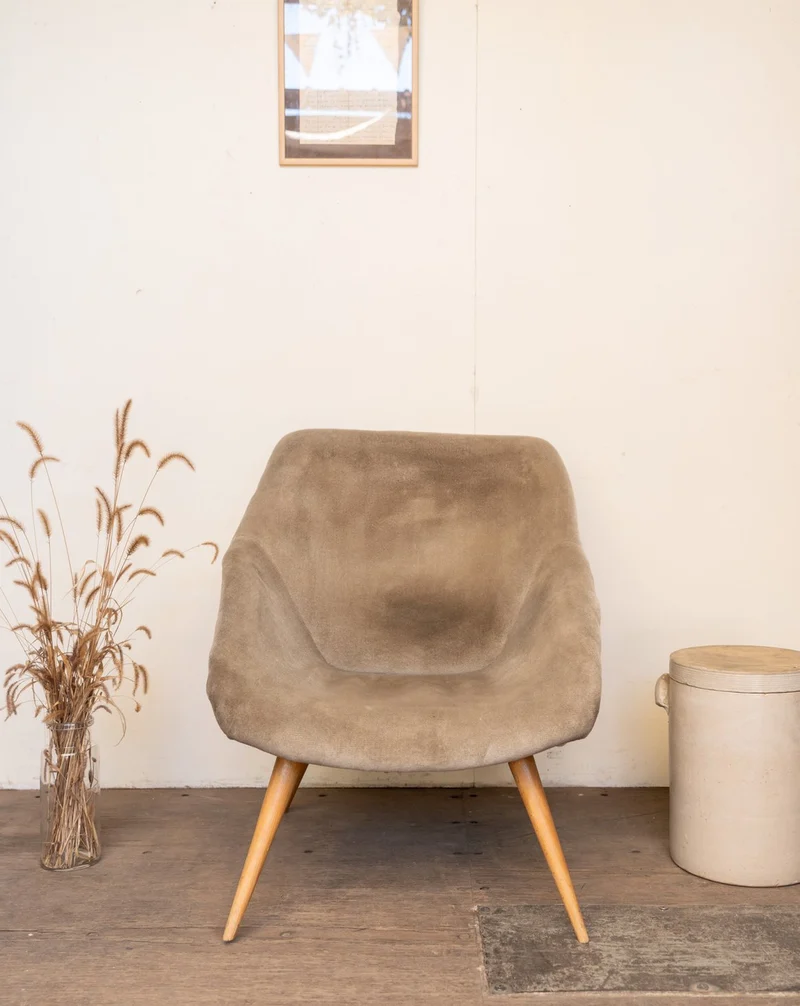 Ernest, le fauteuil en bois et velours beige N°1548