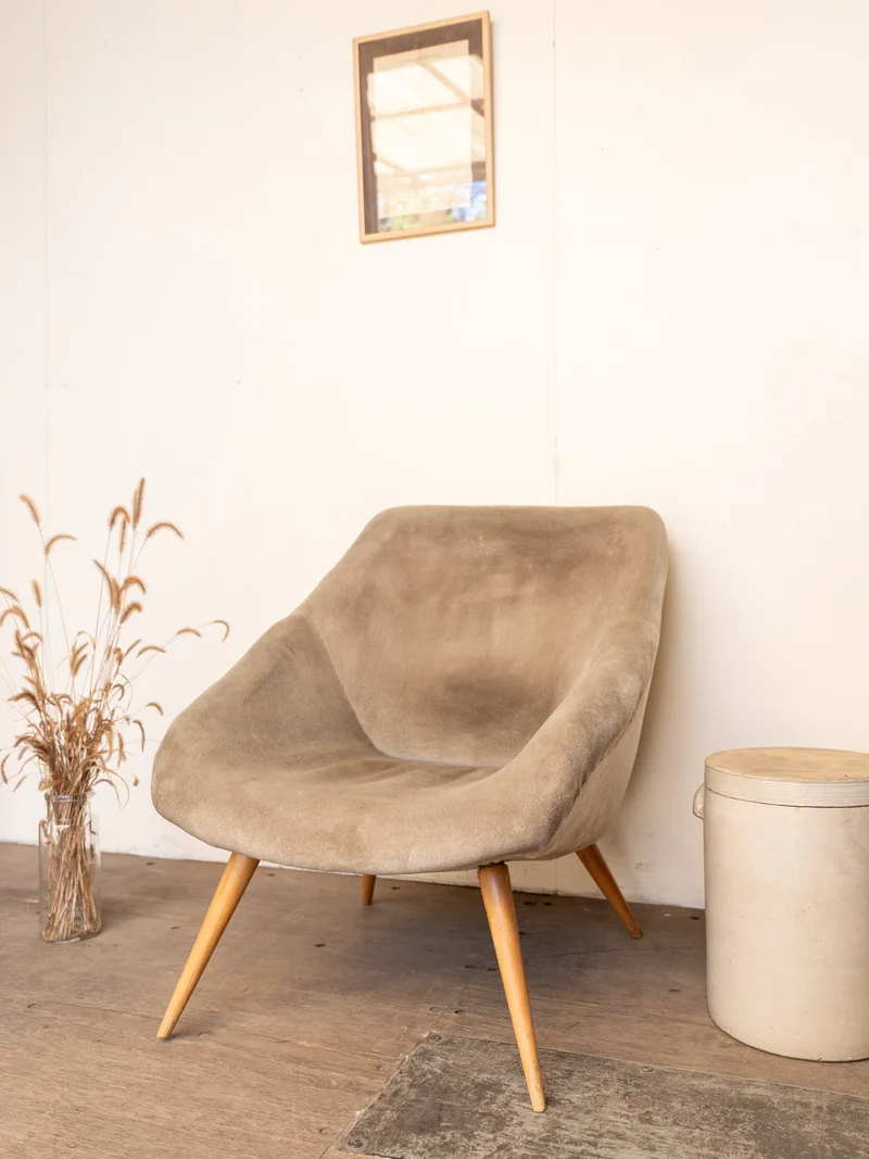 Ernest, le fauteuil en bois et velours beige N°1548