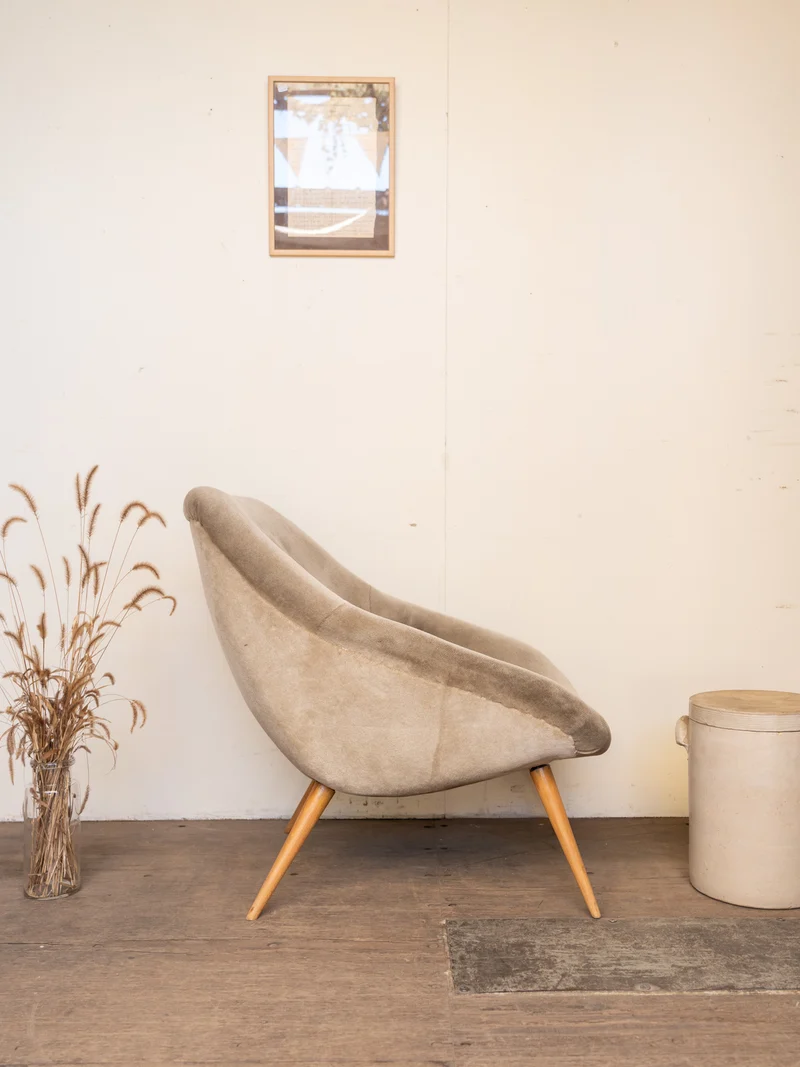 Ernest, le fauteuil en bois et velours beige N°1548
