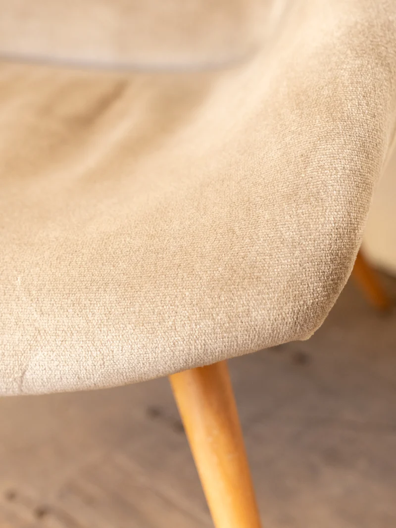 Ernest, le fauteuil en bois et velours beige N°1548