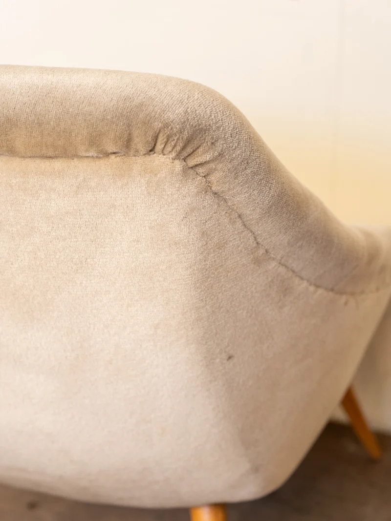 Ernest, le fauteuil en bois et velours beige N°1548