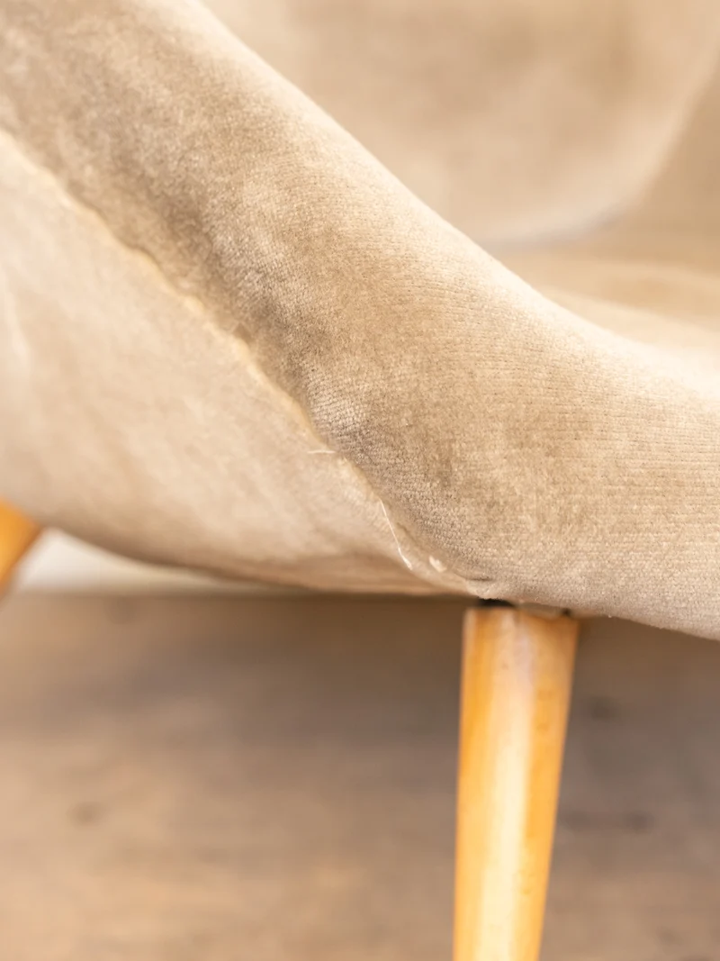 Ernest, le fauteuil en bois et velours beige N°1548